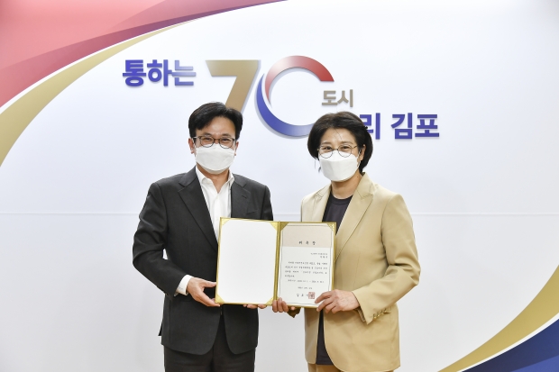 김포시는 14일 시청 소속 현업근로자（320명）의 산업재해 예방 및 건강보호 조치를 위해 안형숙 뉴고려병원 센터장을 ‘산업보건의’로 위촉했다.