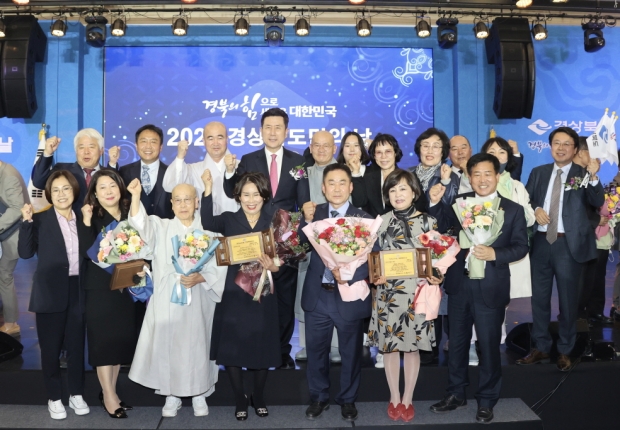 좌측에서 두 번째부터 김미경 씨, 덕화스님, 성정희 씨, 오태필 씨, 이영희 씨