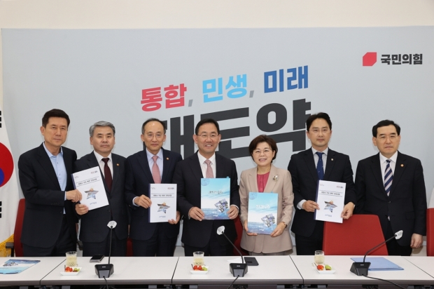 좌측부터 이강덕 포항시장, 이종섭 국방부 장관, 추경호 경제부총리, 주호영 국민의힘 원내대표, 김정재 국회의원, 김병욱 국회의원, 이창양 산업통상자원부 장관