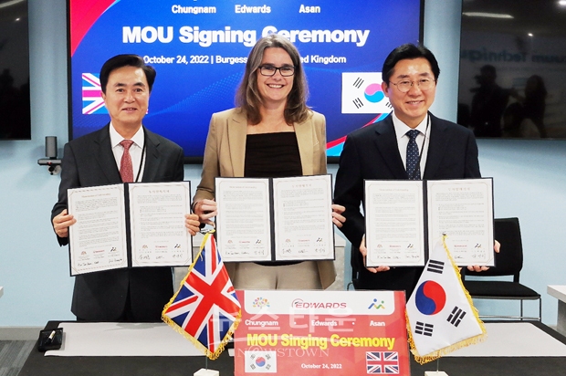 아산시-에드워드社 MOU 체결. 사진) 좌측부터 김태흠 충남도지사, 케이트 윌슨 에드위드社 반도체 부문 사장, 박경귀 아산시장