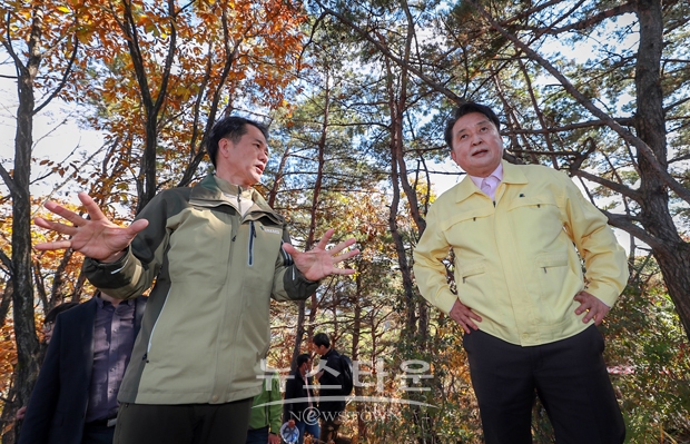 김영환 충북지사가 10월 25일 레이크파크 르네상스 구상을 위해 충주시에서 조성 중인 악어봉 탐방로를 방문해 사업현장을 둘러보고 현장 근무자를 격려했다.