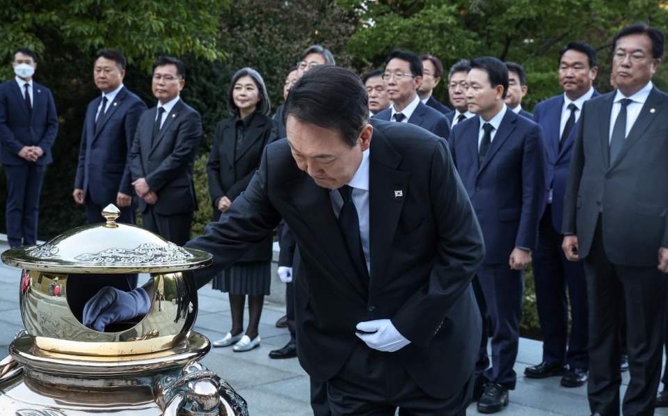 박정희 전 대통령 묘소를 참배 중인 윤석열 대통령 (사진=대통령실)