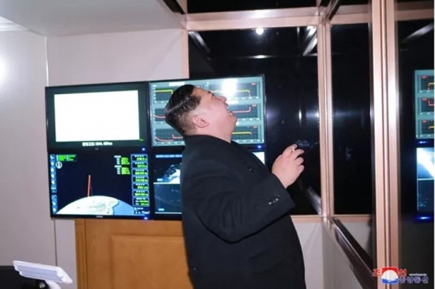 북한 조선중앙통신(KCNA)이 2017년 11월 30일 평양에서 공개한 날짜 없는 사진. 김정은 북한 국무위원장이 새로 개발한 대륙간탄도미사일(ICBM) '화성-15형'의 시험발사에 성공한 것으로 보이는 장면을 보고 환하게 웃고 있다 / 사진 : 유튜브 캡처