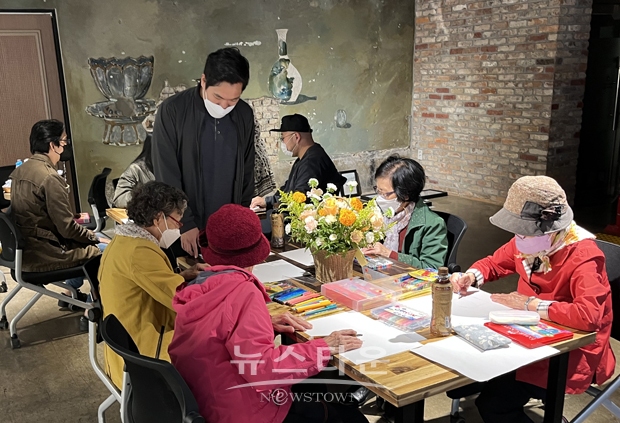 아홉 명의 할머님들이 함께한 ‘오늘도 활짝 피었습니다’