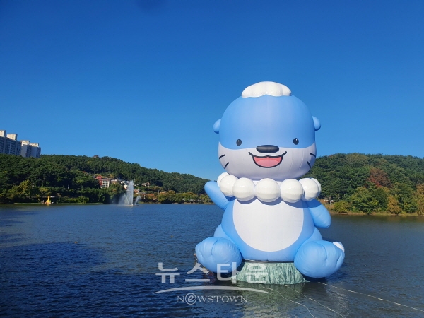 금호지에 전시된 하모