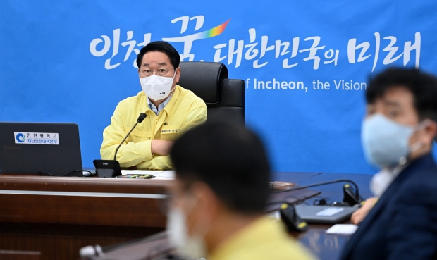 유정복 인천광역시장이 30일 시청 재난상황실에서 서울 용산 이태원로 핼로윈데이 압사사고 관련 긴급 회의를 주재하고 있다.