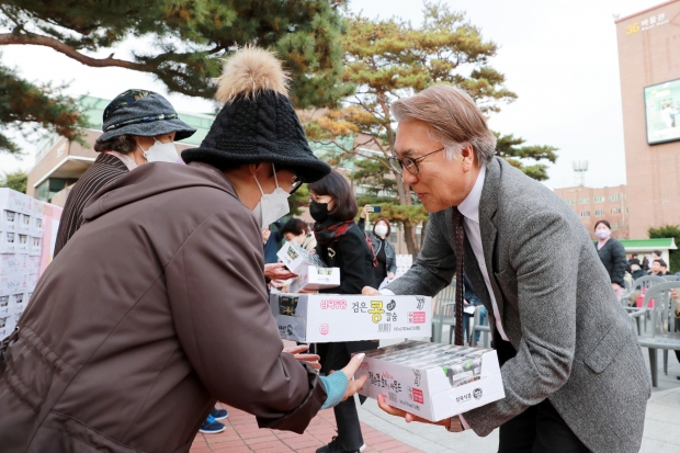 삼육대학교회 김은배 담임목사가 노원구 독거노인에게 삼육두유를 전달하고 있다