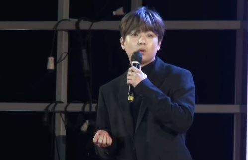 무대에서 양해를 구하는 이찬원씨