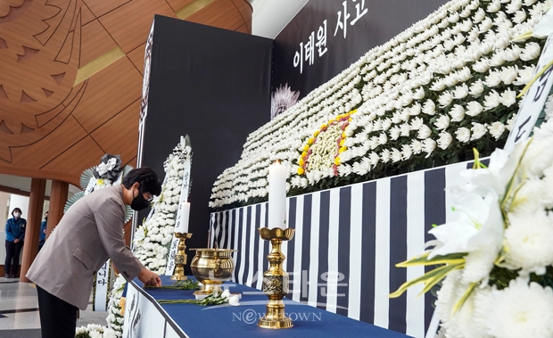 아산시의회가 지난 10월 31일 이태원 참사 희생자들의 넋을 기리기 위해 충남도청에 마련된 합동분향소에서 조문했다. 사진) 김희영 의장 조문