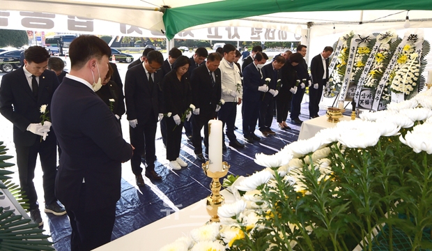 김해시의회가 11월 1일 경남도청에 마련된 ‘이태원 사고 사망자 합동분향소’를 찾아 이태원 압사 사고로 목숨을 잃은 희생자들의 안타까운 죽음을 애도했다.