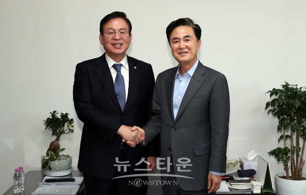김태흠 충남지사가 11월 2일 지역 현안을 들고 국회를 방문, 정우택 의원에게 육사 충남 이전, 원산도-효자도 연도교 건설, 대용량포 방사시스템 설치 등 3개 신규 사업을 요청했다.