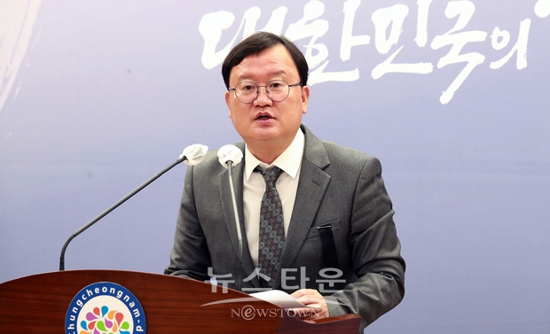 충청남도가 11월 3일 오전 도청 프레스센터에서 조원갑 자치행정국장이 민원처리기간 단축과 관련하여 기자 브리핑을 진행했다. 조 국장은 도민 불편 최소화 및 지역경제 활성화를 위해 7일 이상 소요되는 법정민원의 처리기간을 30% 이상 단축하는 방안을 마련, 오는 7일부터 적용한다고 밝혔다.