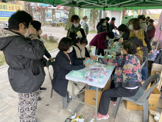 시민들이 '고강지역 도시재생 홍보 DAY' 행사에 참여하고 있다