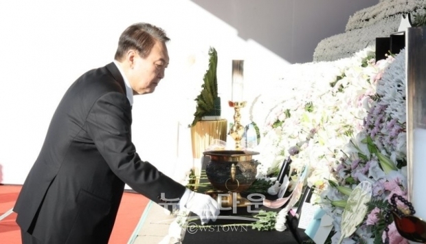 3일 이태원 참사 희생자 합동분향소를 찾아 조문하는 윤석열 대통령