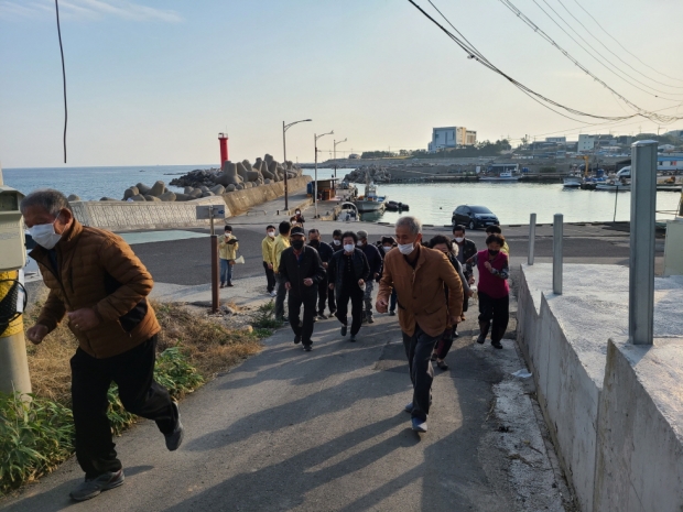 지난 7일 구룡포 삼정지구 내 석병1리 마을회관에서 안전취약계층 어르신 30여 명을 대상으로 지진해일 주민대피훈련을 실시하는 모습