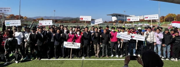 지난 6일 황성축구공원 5‧6구장에서 제3회 경북 외국인근로자 축구대회 개막식 후 기념촬영을 하고 있다.
