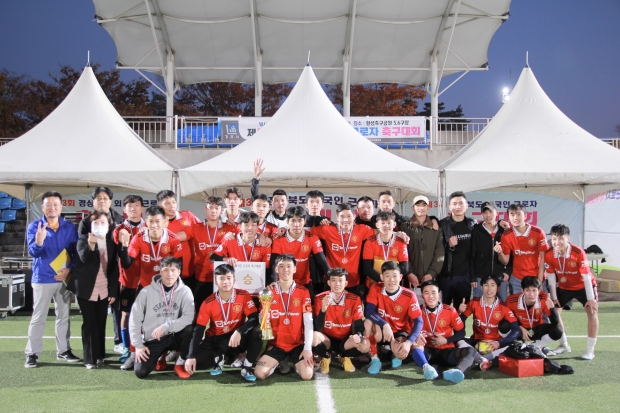 제3회 경북 외국인근로자 축구대회에서 우승한 경주 ‘베트남 C팀’이 단체로 기념촬영을 하고 있다.
