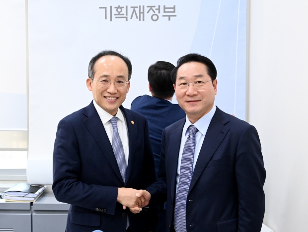 유정복 인천광역시장이 8일 2023년 국비확보를 위해 서울 여의도 국회를 방문해 추경호 기획재정부 장관과 악수하고 있다.