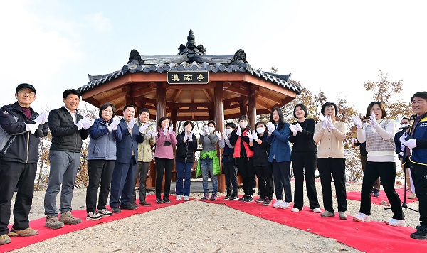 육각정자 현판식