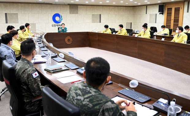 유정복 인천광역시장이 9일 시청 영상회의실에서 열린 '재난취약분야 종합안전대책 점검회의'에서 군수·구청장 및 유관기관과 주요사항을 점검하고 있다