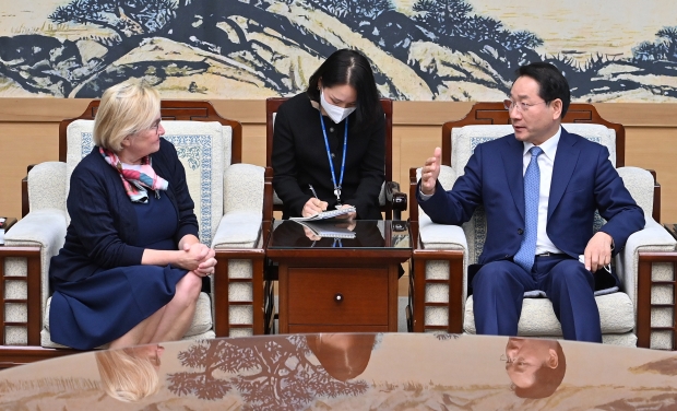 유정복 인천광역시장이 9일 G타워에서 UNCITRAL(유엔국제상거래법위원회) 안나 주빈브렛 사무총장을 접견하고 있다.