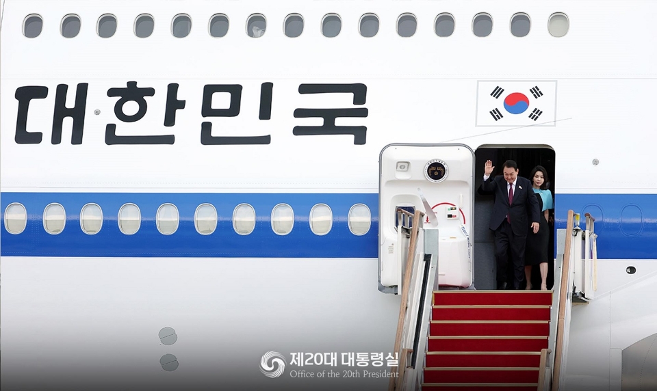 지난 7월 나토 정상회의를 마치고 전용기에서 내리는 윤석열 대통령 부부