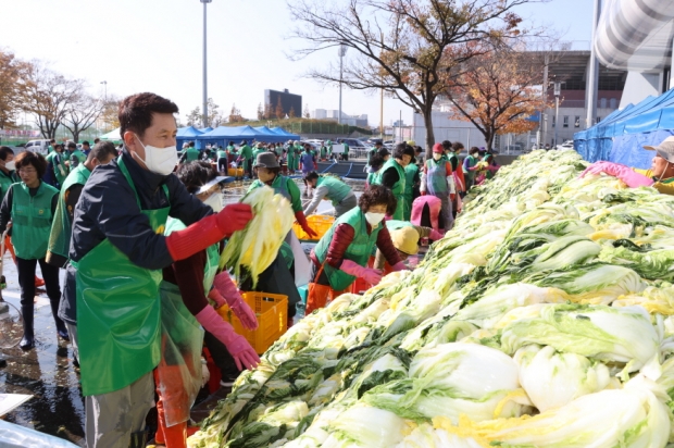 배추 절이기 행사에 참여중인 이강덕 포항시장