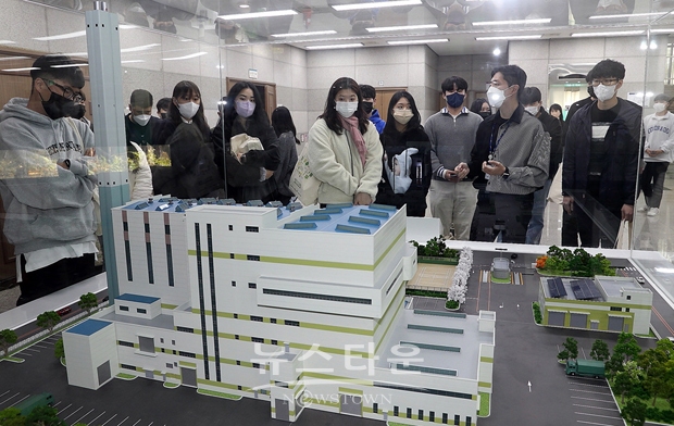 선문대학교 행정·공기업학과 70여 명의 재학생이 지난 11월 10일 대전도시공사를 방문해 택지·주택·레저·환경 등 대전지역 공공서비스 제공과 도시재생 등 공적 기능의 공직 실무현장을 경험·체험했다.