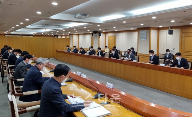 조길형 충주시장이 11월 14일 오전 현안업무회의에서 “갑작스러운 위기 상황에서부터 일상적인 업무에 이르기까지 빈틈없이 대처하는 역량을 갖춰야 한다”며 “업무에 대한 문제의식을 가지고 움직이는 감각을 기를 것”을 지시했다.