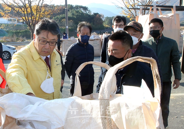 홍태용 김해시장이 11월 15일 2022년 공공비축미곡·시장격리곡 건조벼 첫 수매 현장인 진영읍과 진례면을 찾아 농업인들과 수매 종사자들을 격려하고 현장 의견을 청취했다.