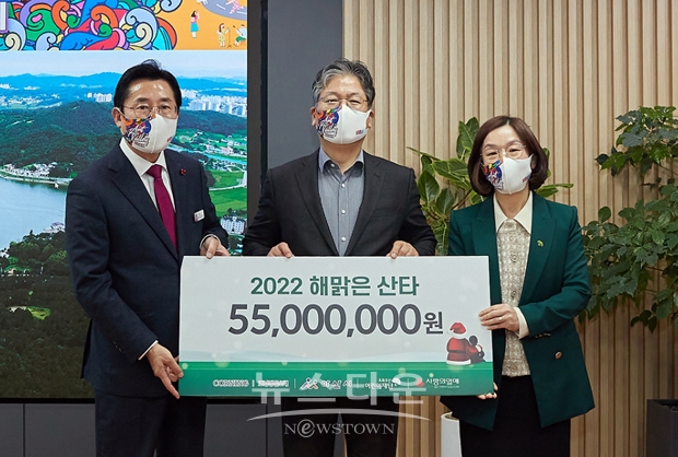 코닝정밀소재(주)가 지난 11월 15일 아산시를 방문해 취약계층 아동 난방비 및 지역아동센터 이용 아동 크리스마스 행사 비용 지원을 위한 ‘해맑은 산타 후원금’ 5500만원을 전달했다. 사진) 좌측부터 박경귀 아산시장, 코닝정밀소재(주) 강중근 전무, 초록우산 어린이재단 김승현 충남지역본부장
