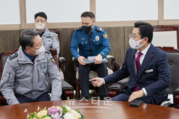 박경귀 아산시장(사진/우측)이 지난 11월 15일 아산시 초사동 경찰타운을 방문해 국립 경찰병원 분원 건립 후보지를 둘러보고, 송병일 경찰인재개발원장(사진/좌측)을 만나 국립경찰병원이 아산에 유치될 수 있도록 경찰타운 내 기관이 힘을 모아달라고 요청했다.