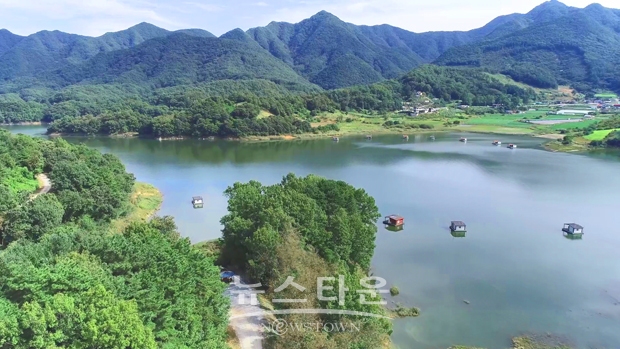 충주호 둘레길은 살미면 신매리에서 내사리간 농촌도로 207호선에 사업비 1억 5천만 원을 투입해 4.8km 규모의 걷기 좋은 친환경 산책로로 조성됐다.