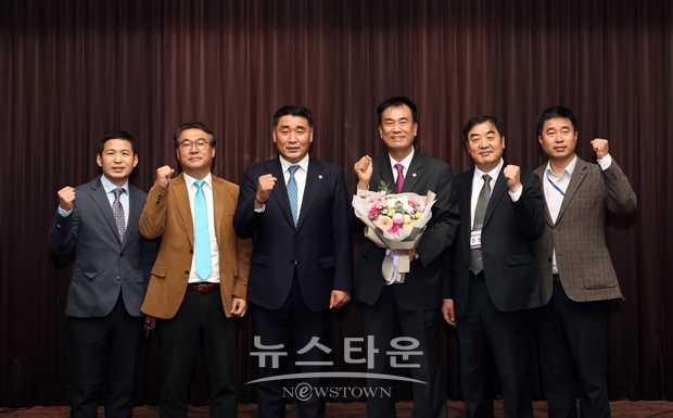 대한민국 시도의회 운영위원장협의회 제2차 정기회 제10대 전반기 수석부회장에 충청남도의회 방한일 의회운영위원장(사진/)이 선출됐다.