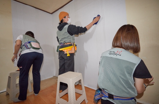행사에 참여한 학생들이 주거환경개선 작업을 하고 있다.