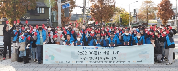 참여자들이 기념촬영을 하고 있다.