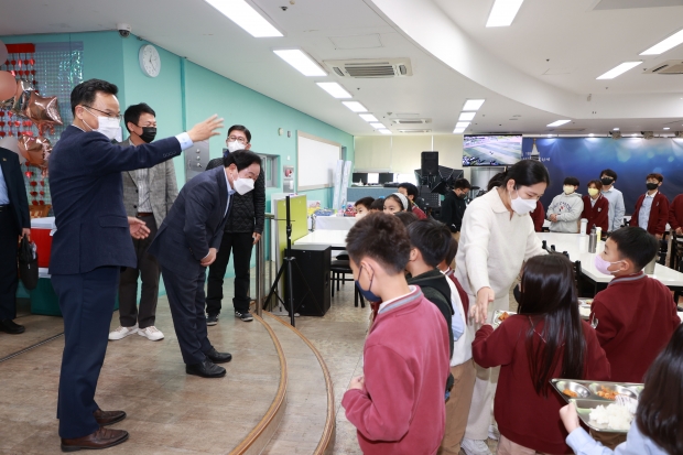 주빌리스쿨 급식실을 방문한 주광덕 남양주시장