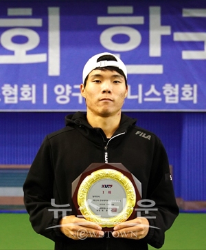 ‘제33회 한국대학테니스선수권’ 남자 단식 우승 추석현(사회체육학과, 3) 학생