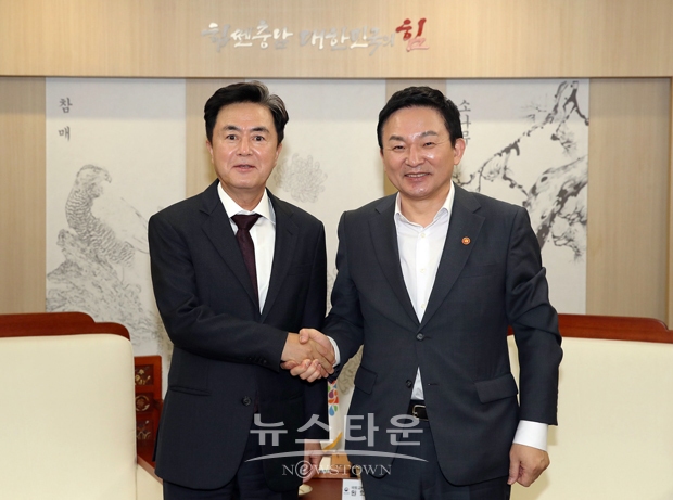 김태흠 충남지사가 11월 21일 충남도청을 방문한 원희룡 국토교통부 장관과 대회의실에서 국토교통 현안사업 추진방안 논의를 갖고, 수도권 이전기관 선택우선권(드래프트제) 반영과 서해선-경부고속선(KTX) 예타면제 사업 선정 및 조기 연결을 요청했다.