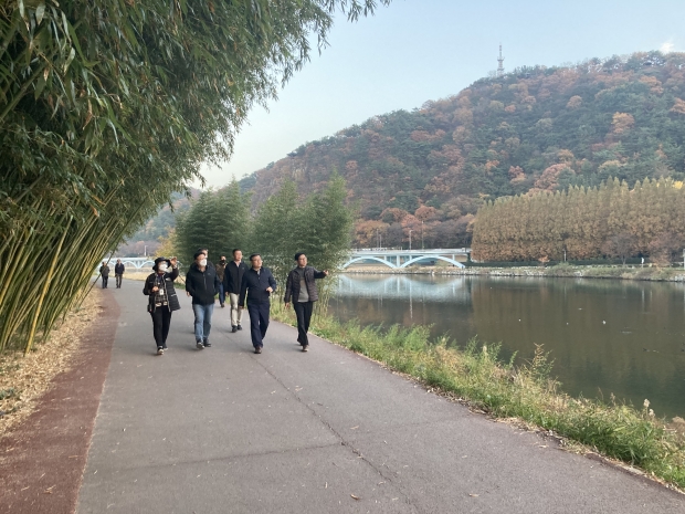 신승호 환경녹지국장 등이 지난 17일과 18일 울산의 태화강 등 하천시설 탐방에 나섰다. 신 국장은 이번 탐방에서 얻은 아이디어를 향후 김포시의 명품 수변공원 조성시 적극 반영 한다는 계획이다