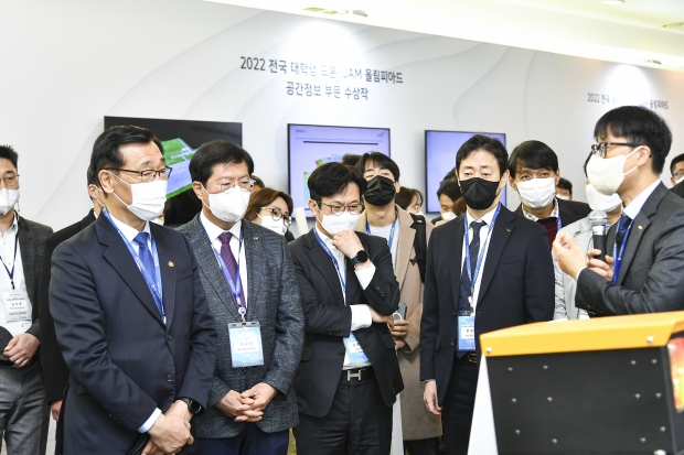 김병수 김포시장이 ‘2022 UAM 비행시연 행사’에 참석해 UAM 관련 수상작 관련 설명을 관계자로부터 듣고 있다.