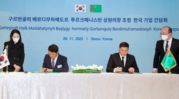 30일 소공동 롯데호텔에서 진행된 MOU 체결식에는 현대엔지니어링 홍현성 대표이사, 도브란 후다이베르디예프(Dovran Hudayberdyyev) 투르크메니스탄 산업기업인연맹 회장 등 관계자들이 참여 / 사진 : 현대엔지니어링 제공