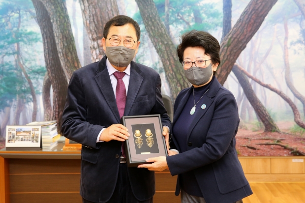TCS 어우 보첸 사무총장이 1일 주낙영 경주시장을 예방하고 기념 촬영하고 있다.