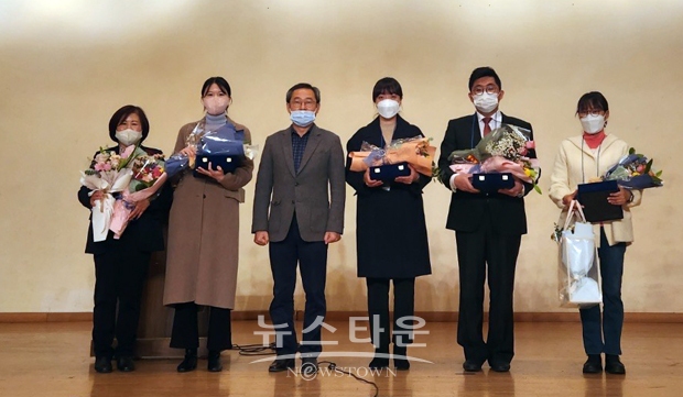 당진시보건소가 ‘2022년 응급·재난·의료 유공 도지사 포상’ 응급의료 분야에서 기관 부문 충청남도지사 표창을 수상했다. 사진) 좌측 이인숙 당진보건소장
