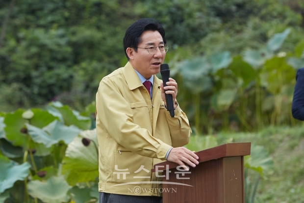 지난 9월 15일 멸종위기 야생동물 2급 물장군 방사행사에 참가한 박경귀 아산시장