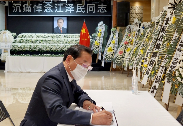 유정복 인천광역시장이 5일 주한중국대사관에 마련된 고(故) 장쩌민 전 중국 국가주석 분향소를 찾아 조문하고 있다.