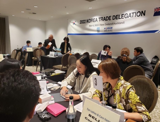 부천 지역기업들이 뉴질랜드 현지 바이어를 대상으로 수출상담을 진행하고 있다.