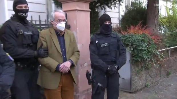 독일 경찰이 7일(현시간) 하인리히 13세 왕자(71세)라는 사람을 체포 / 사진 : 유로뉴스 비디오 캡처