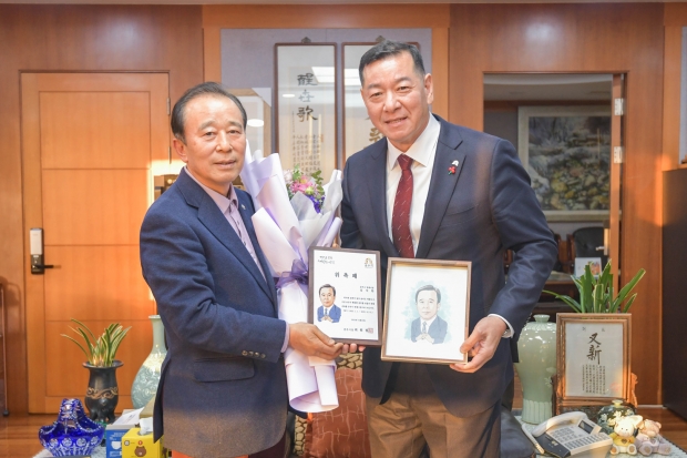 사진 왼쪽부터 김석한 명예시장, 최원철 시장