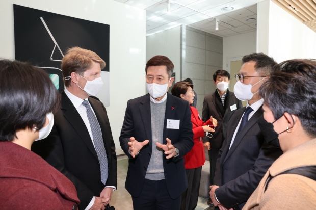 이강덕 포항시장을 비롯한 기념행사 참석자들이 애플 제조업 R&D 지원센터를 둘러보고 있다